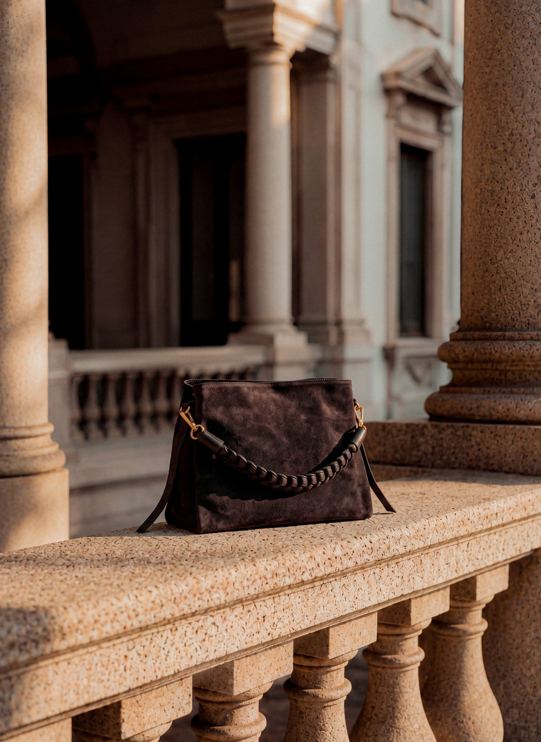 Borsa Braid in Camoscio e Pelle Testa di Moro indossata
