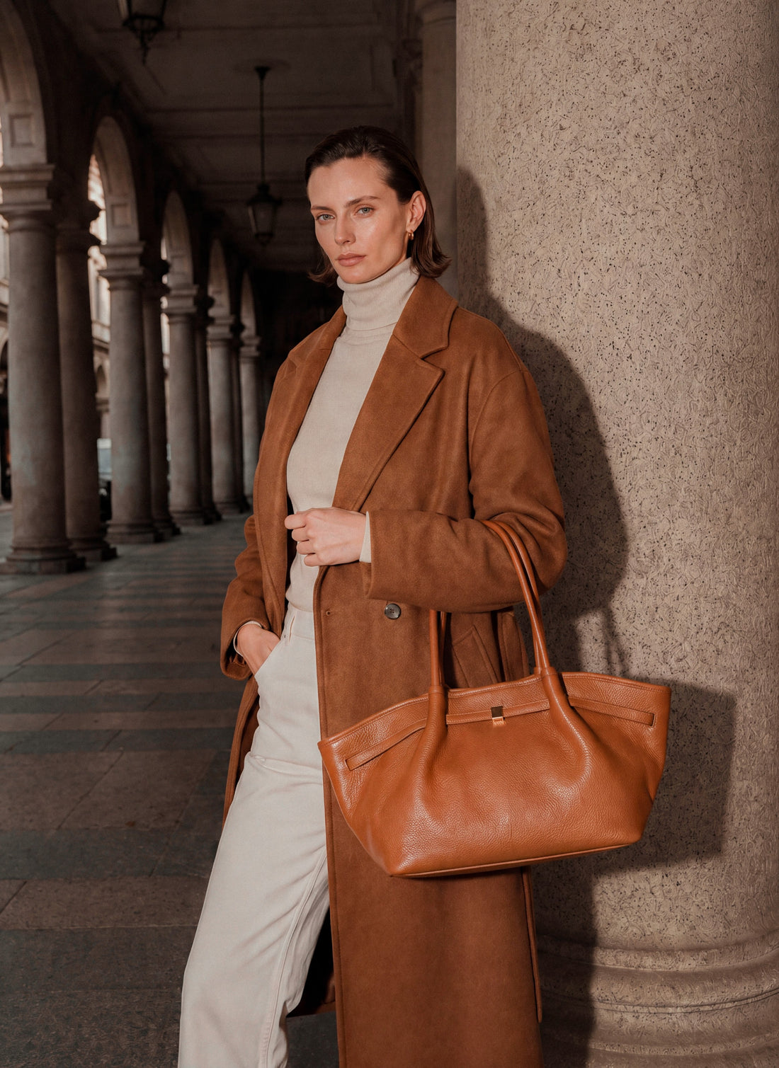 Borsa Brickell in Pelle Cuoio indossata