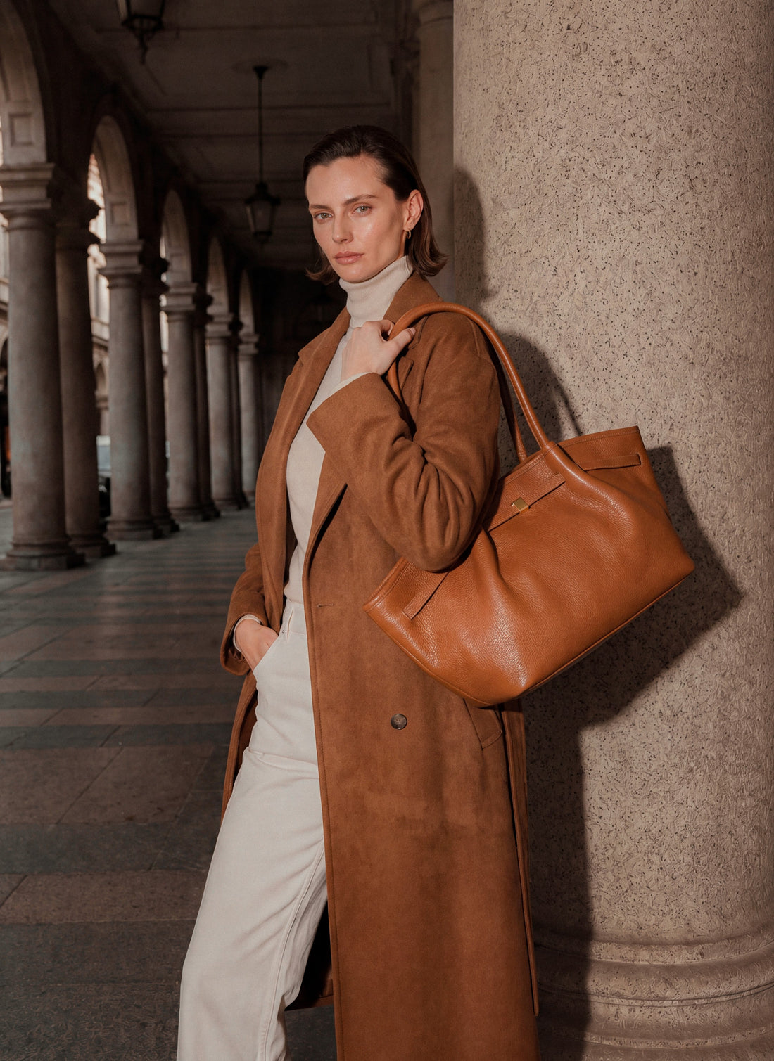 Borsa Brickell in Pelle Cuoio indossata