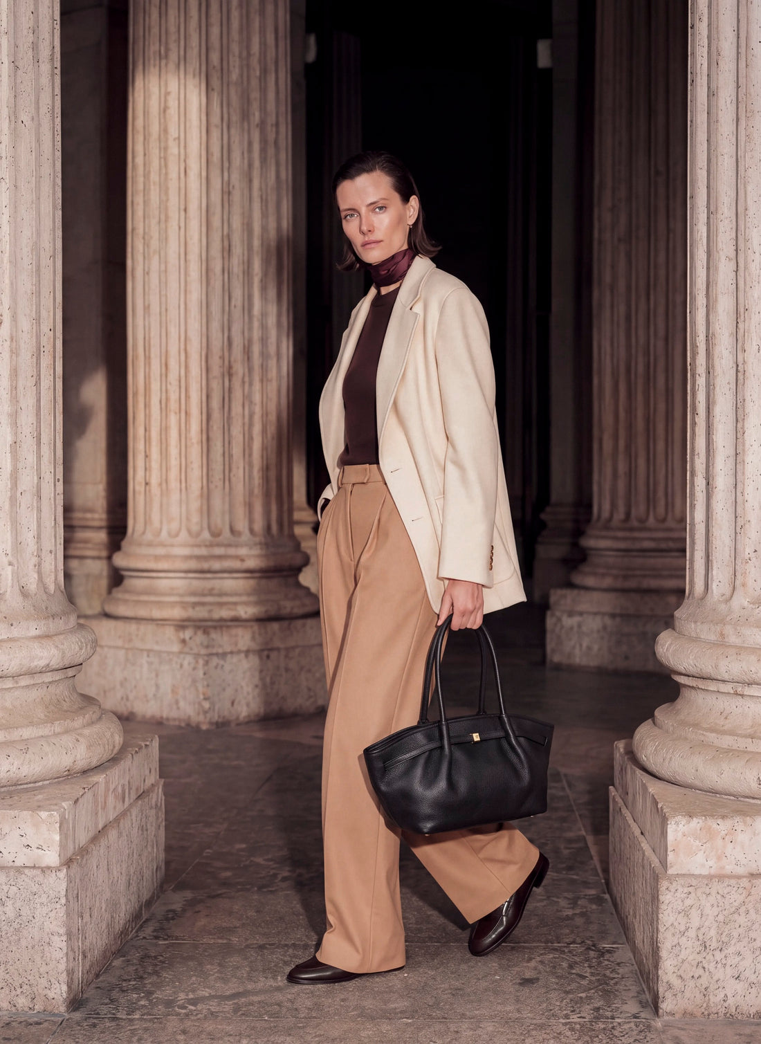 Borsa Brickell in Pelle Nera indossata