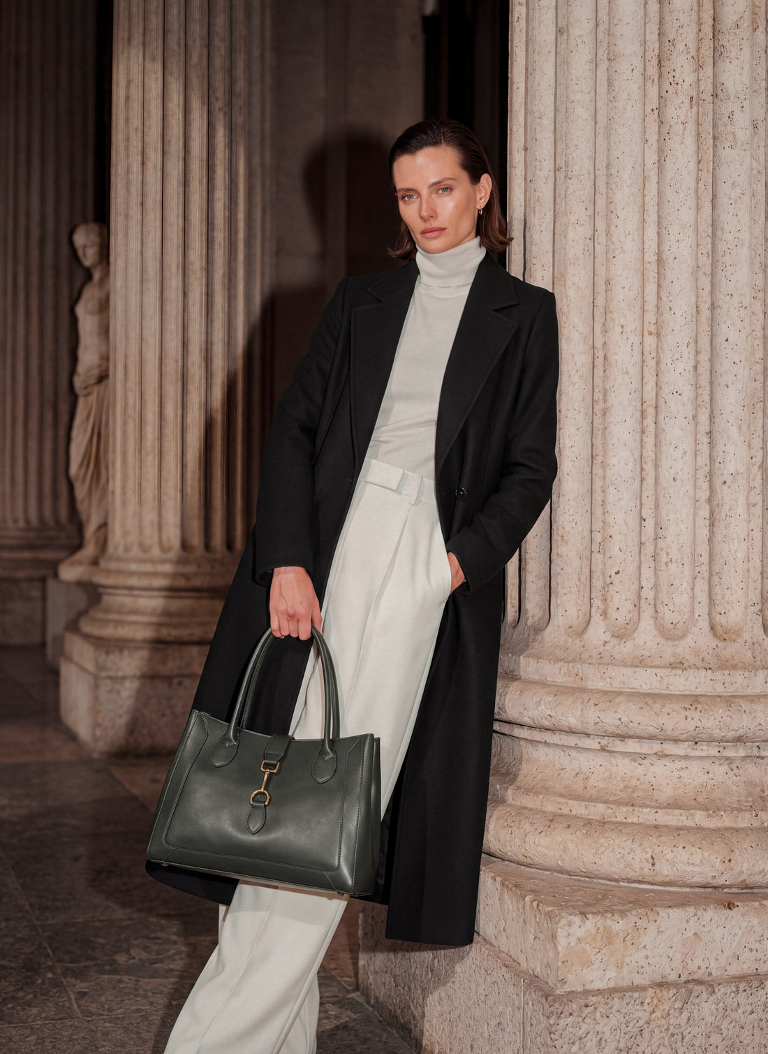 Borsa Chloe in pelle spazzolata Verde Bosco indossata