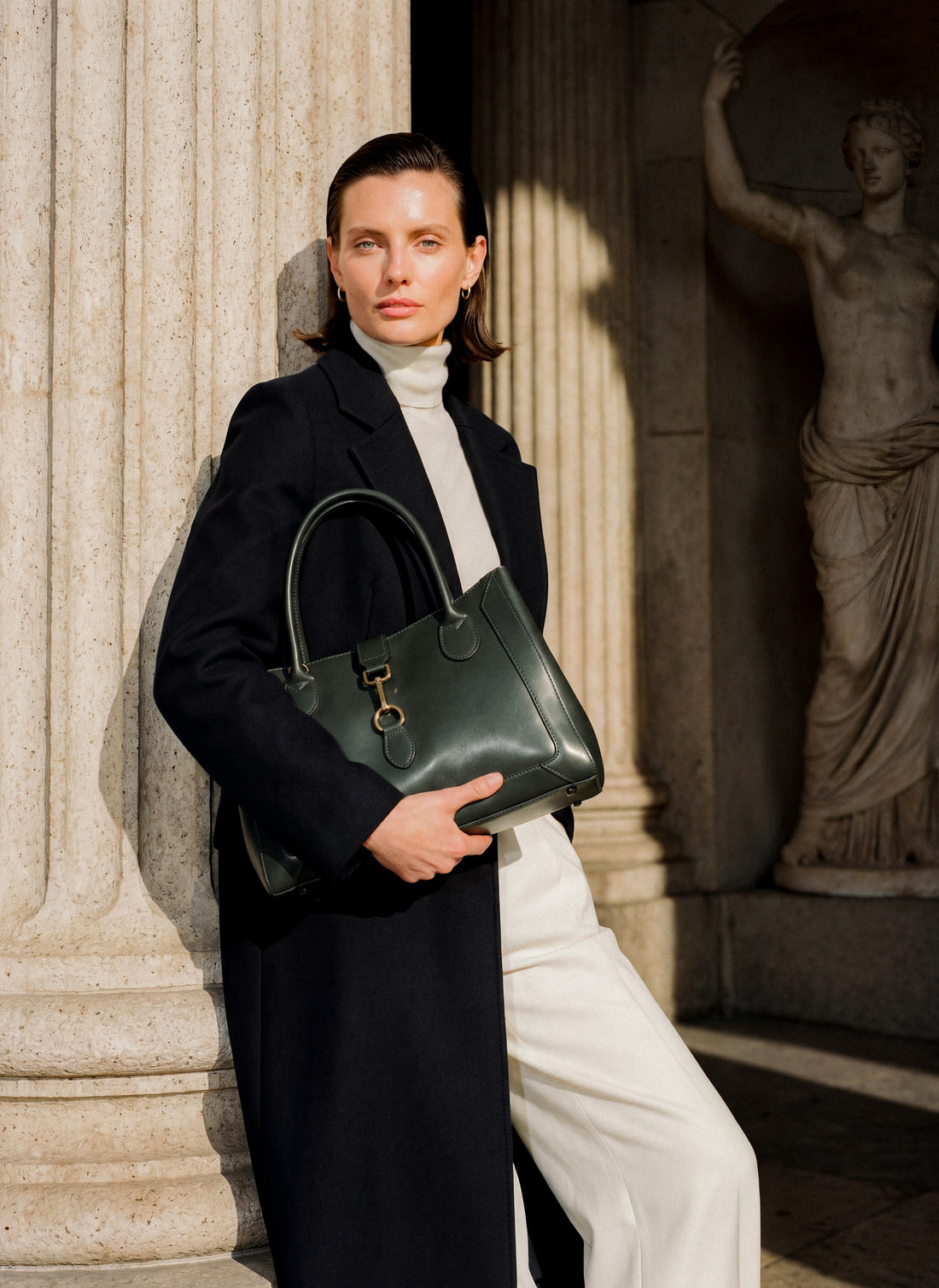 Borsa Chloe in pelle spazzolata Verde Bosco indossata