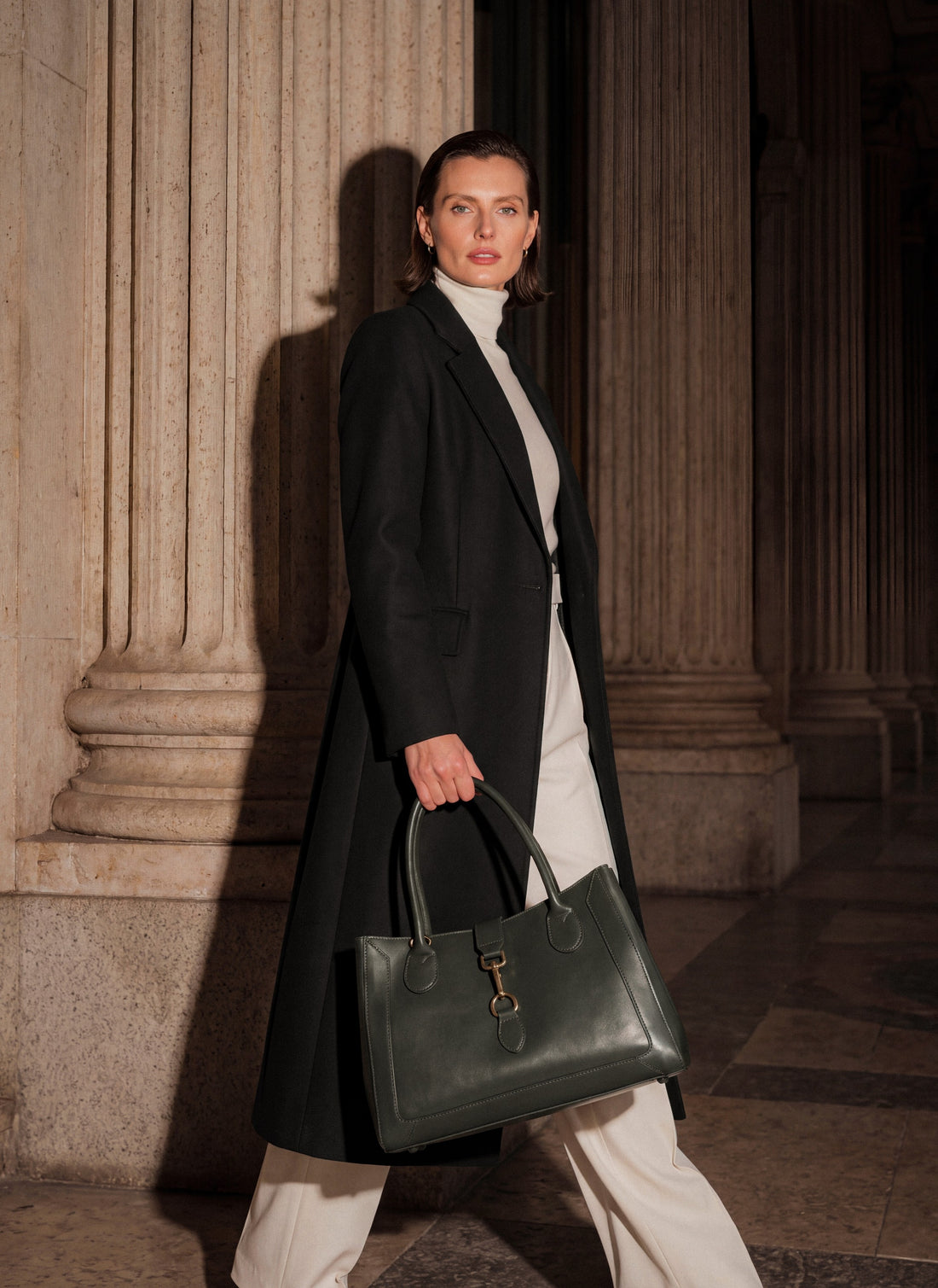 Borsa Chloe in pelle spazzolata Verde Bosco indossata