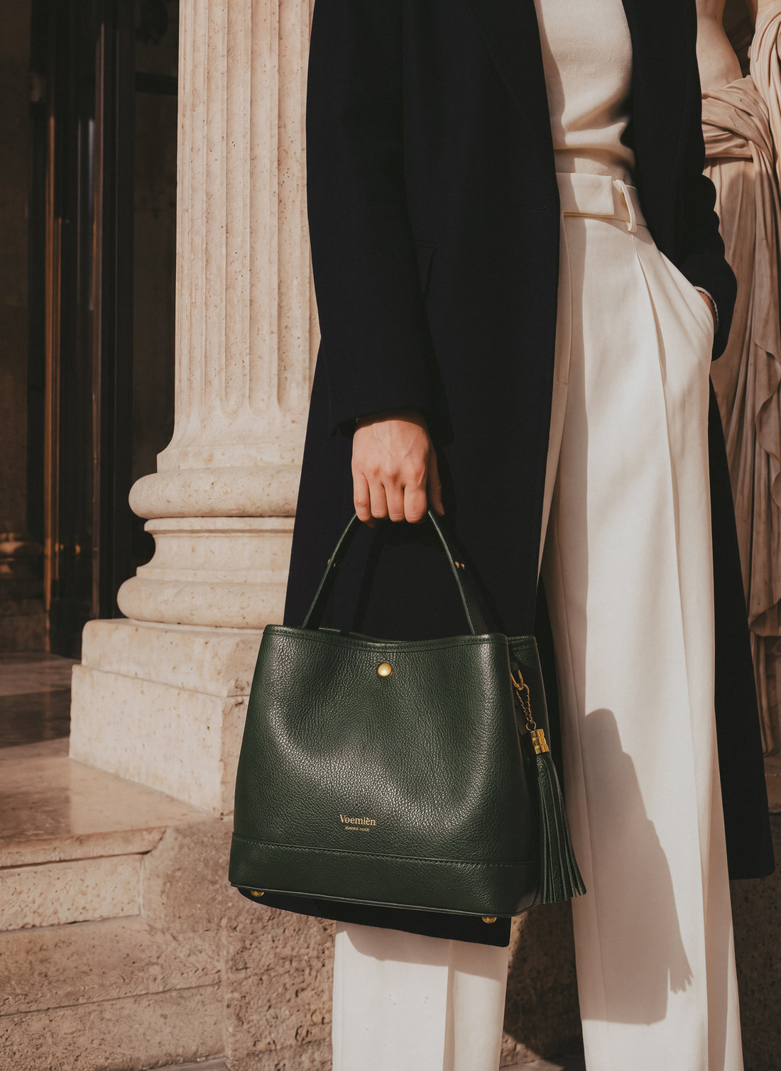 Borsa Kendy in pelle Dollaro Verde Bosco indossata