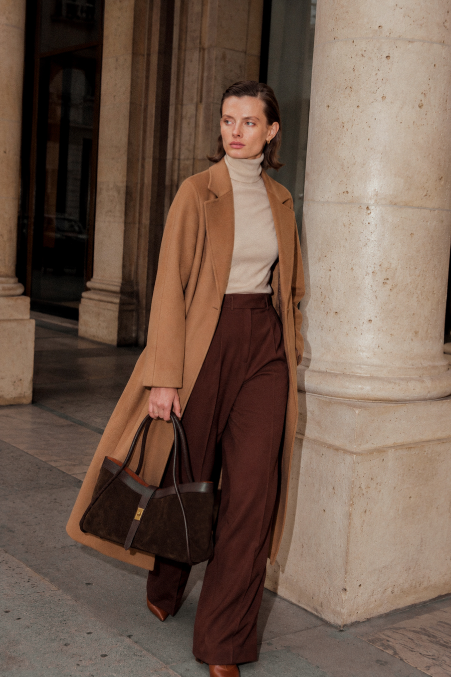 Cliente Voemièn con la borsa Mayfair bordeaux su una scalinata